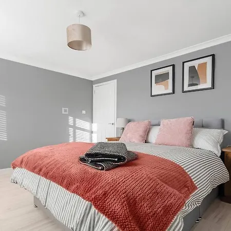 Stylish 2-bed House Private Driveway