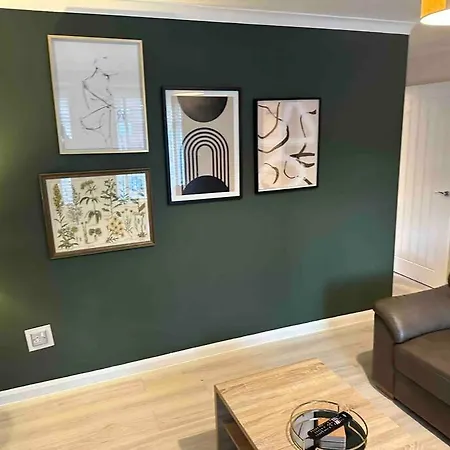 Stylish 2-bed House Private Driveway * Glasgow