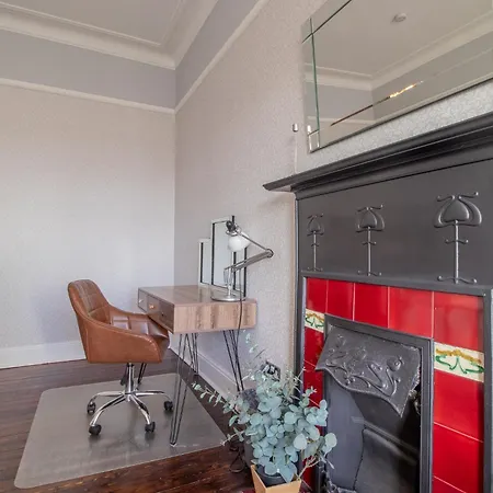 Beautiful, Traditional 2 Bed Flat W Free Parking - Pass The Keys *