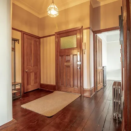 Beautiful, Traditional 2 Bed Flat W Free Parking - Pass The Keys Apartment Glasgow