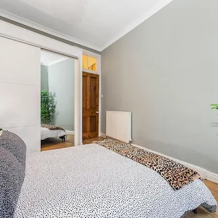 Traditional 1-bed Flat In Southside *