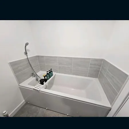 Darnley Southside In A Private 61 Leggastston Road * Glasgow