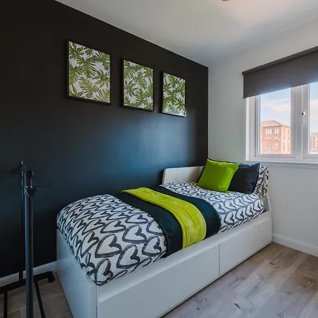 Emirates Aparthouse *