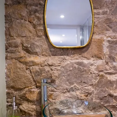 Semesterbostad Pass The Keys 1 Bedroom Studio With A Cosy Indoor Log Fire Glasgow