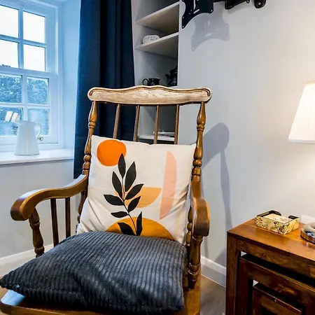 Semesterbostad Pass The Keys 1 Bedroom Studio With A Cosy Indoor Log Fire Glasgow