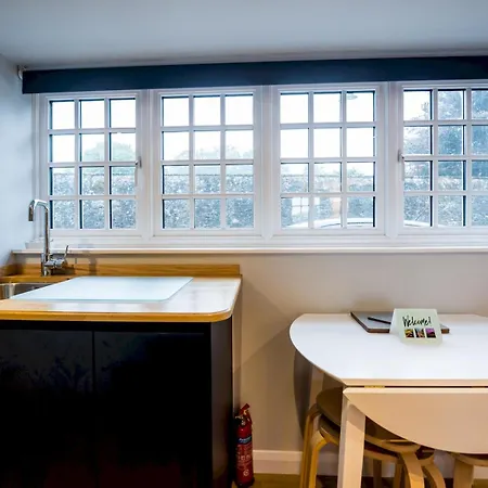 Pass The Keys 1 Bedroom Studio With A Cosy Indoor Log Fire * Glasgow