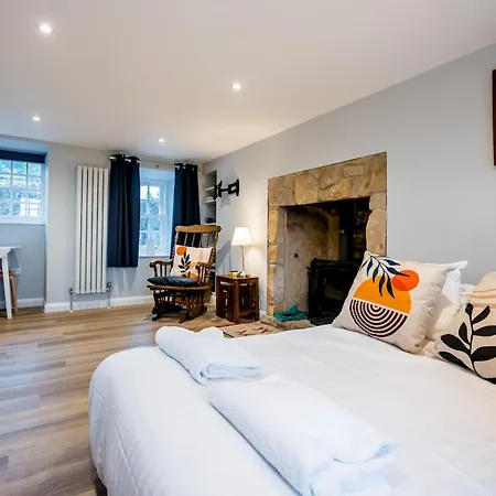 Pass The Keys 1 Bedroom Studio With A Cosy Indoor Log Fire Glasgow