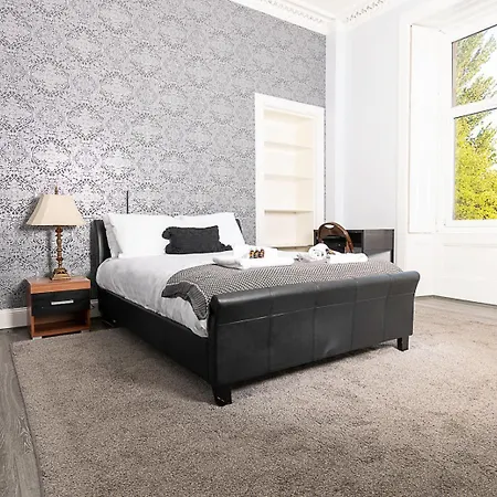 Pass The Keys Traditional 5 Bed Bellahouston Sleeps 10 3*
