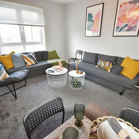 Modern Style , Separate Entrance * Glasgow