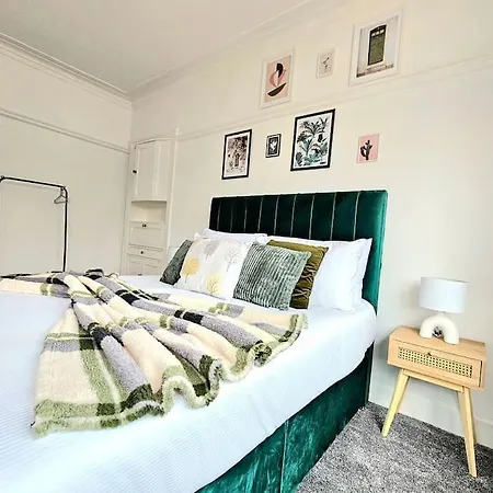 Charming 3-bed Oasis-free Parking Glasgow
