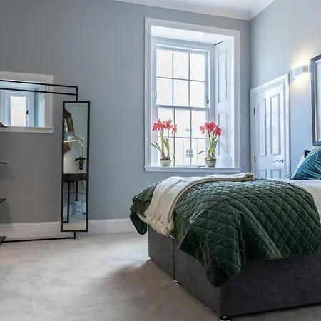 Beautiful 4 Bed Flat In Perfect Location *