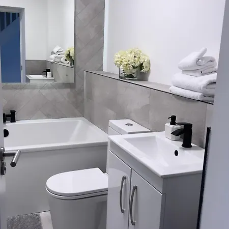 3 Bedroom House Near Centre Sleeps 7 *