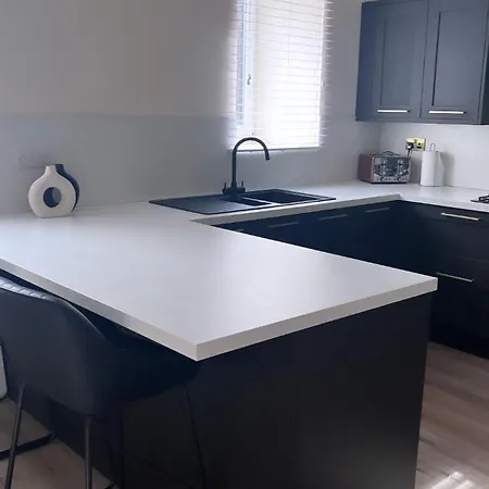 3 Bedroom House Near Centre Sleeps 7 شقة