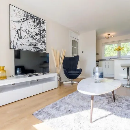 Stunning Centre 1 Bed With Free Parking *