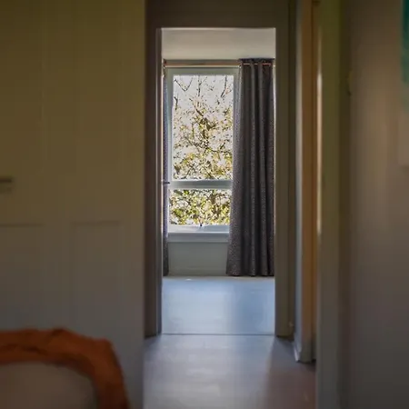 Beautiful West End Flat With Private Parking شقة