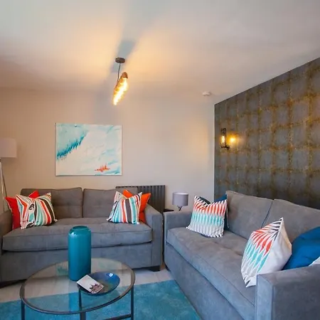 Beautiful West End Flat With Private Parking *