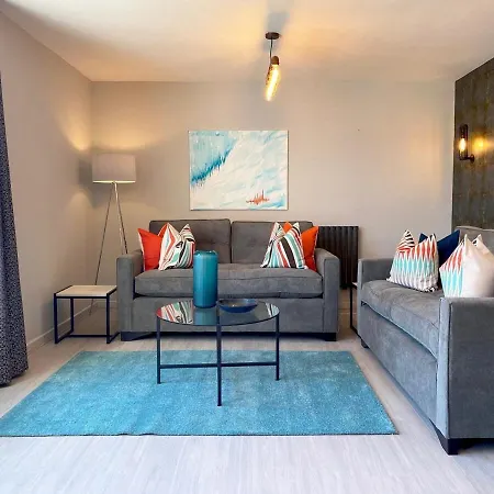Beautiful West End Flat With Private Parking شقة