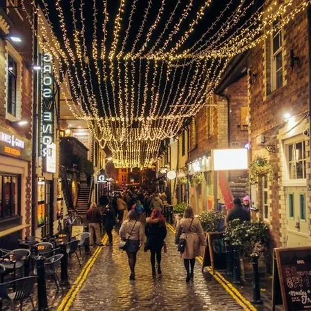 Rustic Floor West End Pad With Balcony, Parking Next To Byers Road, Aston Lane, Uni Glasgow