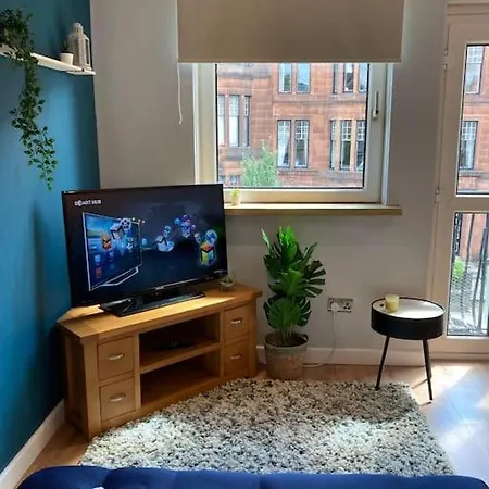Apartment Rustic Floor West End Pad With Balcony, Parking Next To Byers Road, Aston Lane, Uni *