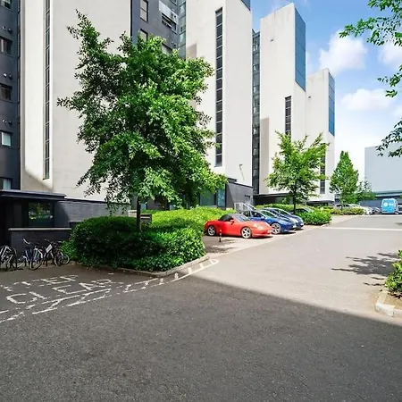 Apartment Luxury Huge Modern Open Plan 2bedroom Flat - Free Private Parking & Balcony Located At The Ovo Hydro And Sec Centre *