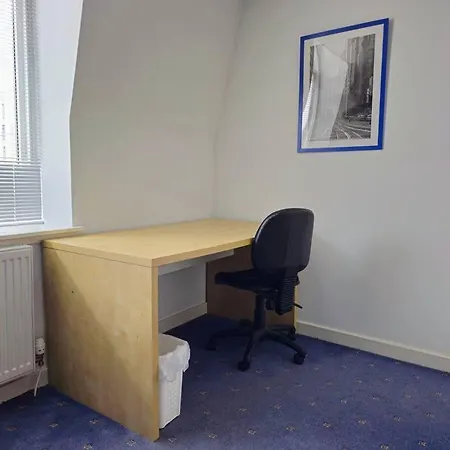 2 Bedroom Modern Stylish In Centre