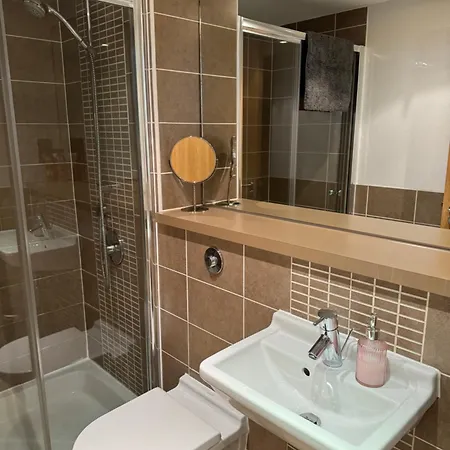 Merchant Luxury 2 Bedroom With Secure Parking Available On Request * Glasgow