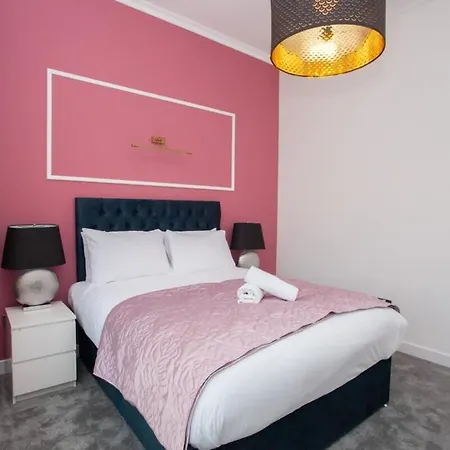 Stunning One Bed With Parking In Centre *