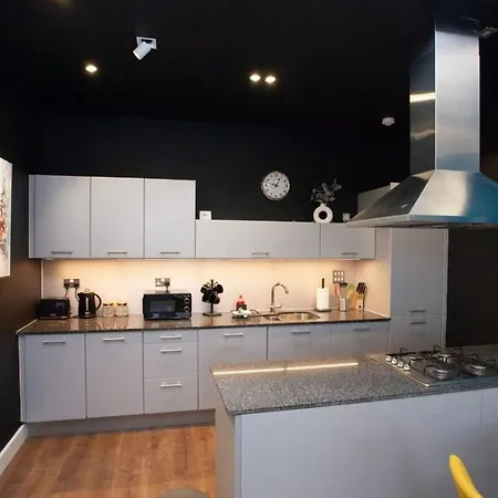 Stunning One Bed With Parking In Centre Glasgow