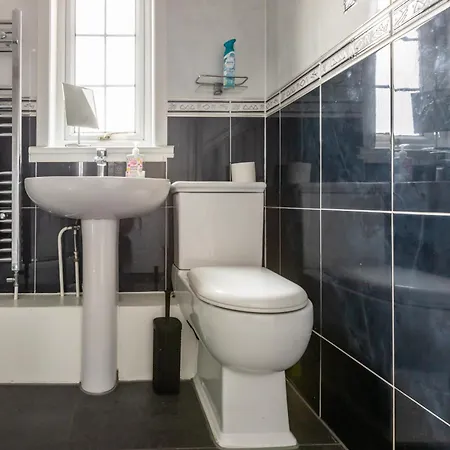 Ideal 3 Bed In With Free Parking *