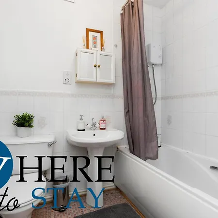 Bright 1 Bedroom Apartment-private Parking