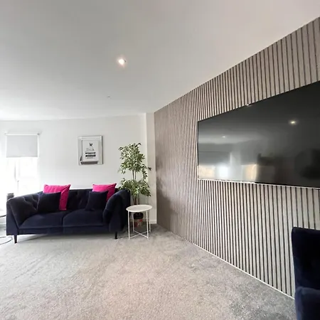 Glas-go 2 Bedroom 3 Min Walk To Secc Hydro Free Parking Onsite Apartment *