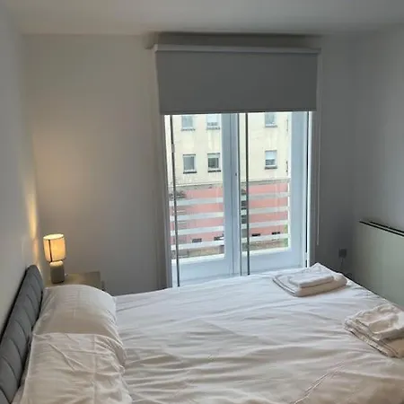 Apartment Modern 2 Bedroom City