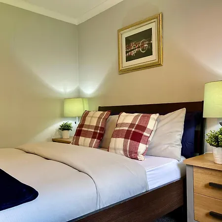 Spacious 2 Bed-flat In - Free Parking *