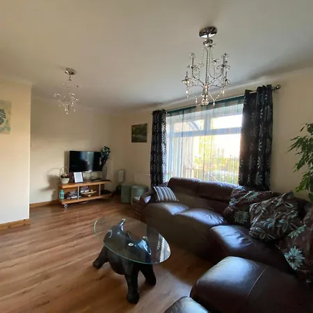 Stunning 3 Bedroom House With 2 Bathrooms Semesterbostad *