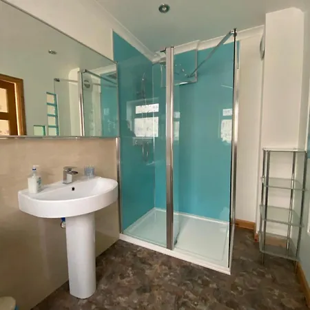 Stunning 3 Bedroom House With 2 Bathrooms