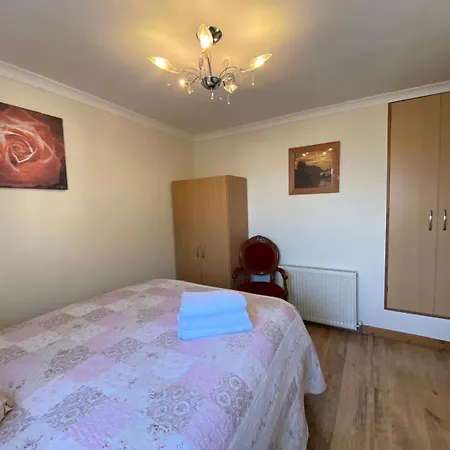 Stunning 3 Bedroom House With 2 Bathrooms * Glasgow