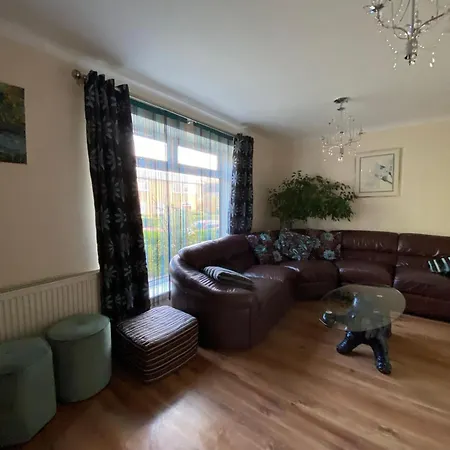 Stunning 3 Bedroom House With 2 Bathrooms Semesterbostad Glasgow