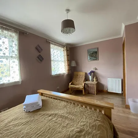 Semesterbostad Stunning 3 Bedroom House With 2 Bathrooms