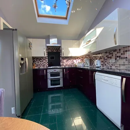 Stunning 3 Bedroom House With 2 Bathrooms *