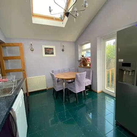 Stunning 3 Bedroom House With 2 Bathrooms Glasgow