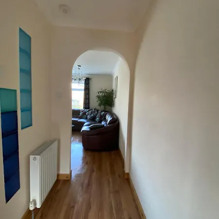 Stunning 3 Bedroom House With 2 Bathrooms