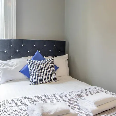 Апартаменты West End Cosy Pop Of Colour - Pass The Keys