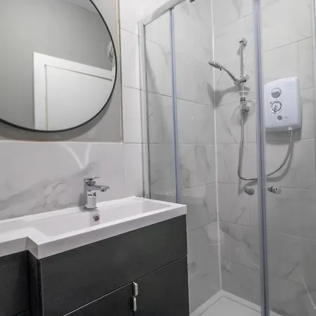 Daire Private Garden West End With Parking - Pass The Keys