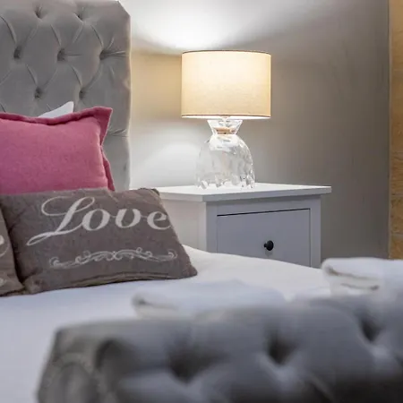 Private Garden West End With Parking - Pass The Keys *