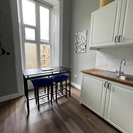 West End Cosy Pop Of Colour - Pass The Keys Глазго