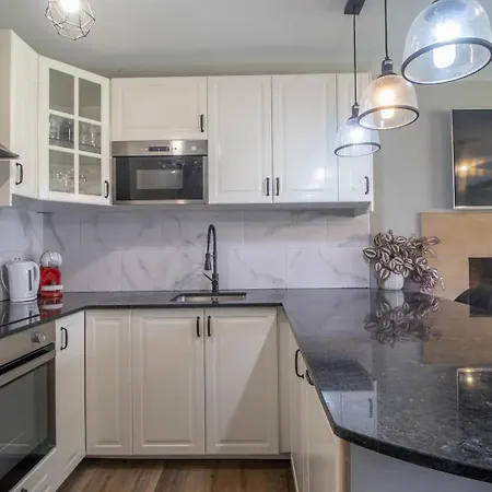 Private Garden West End With Parking - Pass The Keys