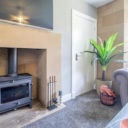 Pass The Keys Private Garden West End With Parking Appartement