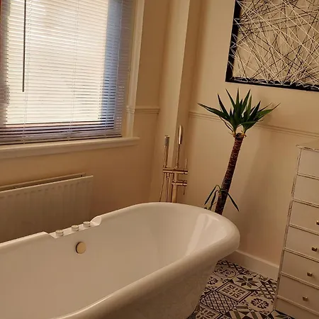 民宿 Luxurious With A Private Bathtub And Shared Toilet And Kitchen 10mins From Centre *