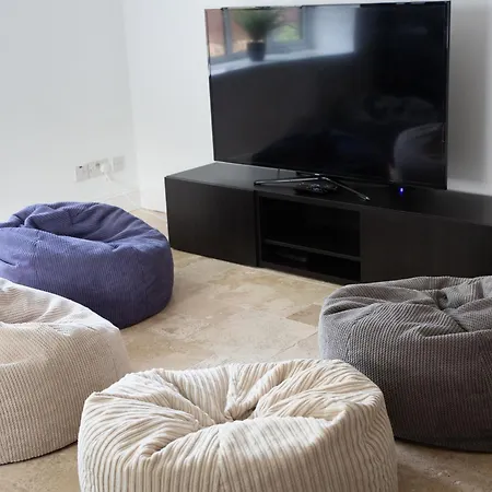 Stunning 4 Bedroom - Hot Tub & Sauna