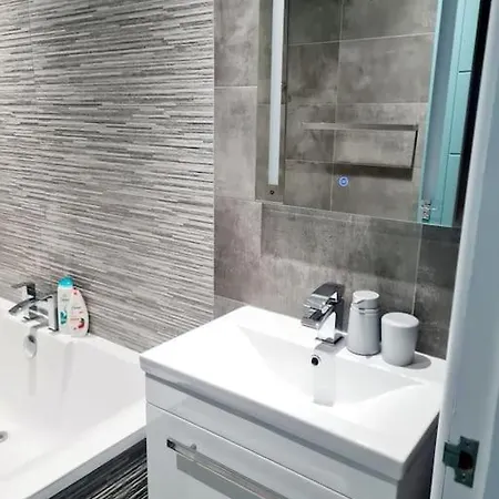 Lovely House With Back Garden - Private Driveway Dom wakacyjny *